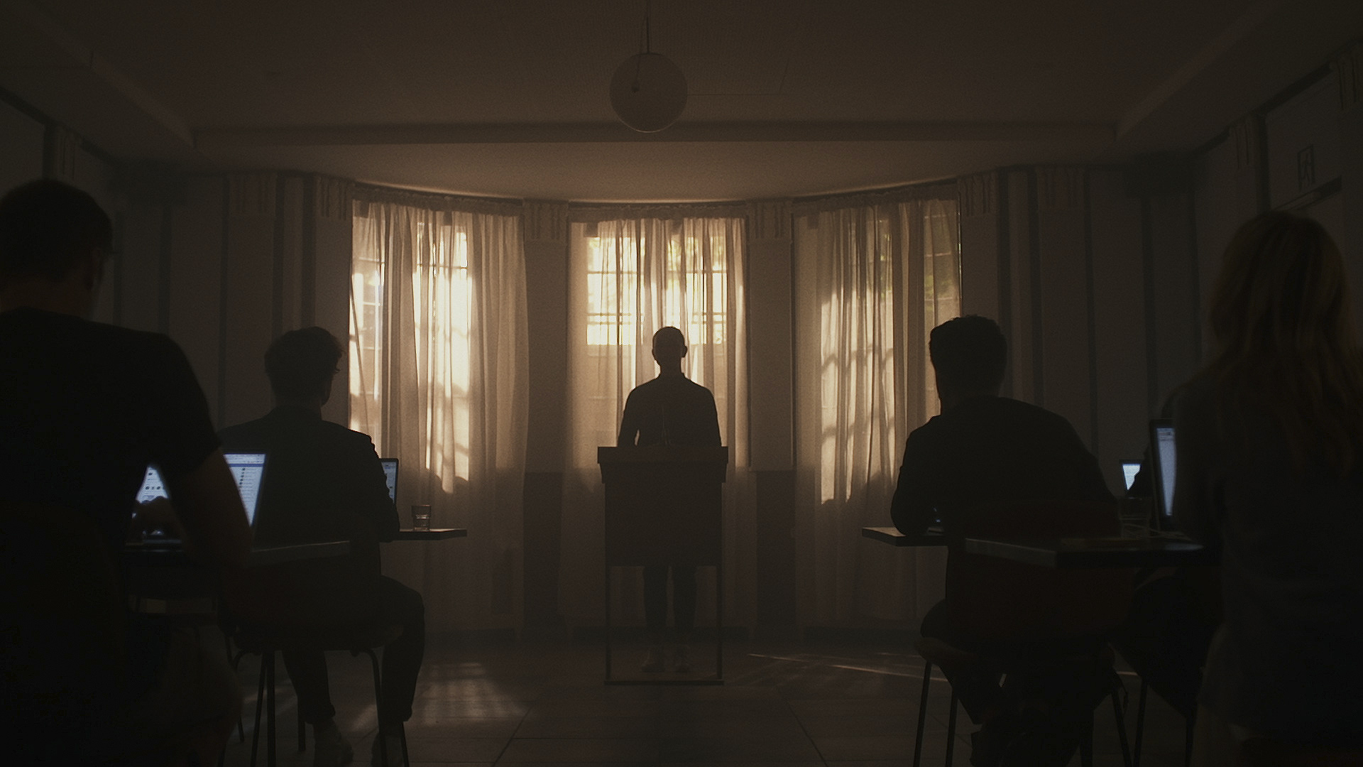 Løft af in-house videoproduktion til professionelt cinematisk niveau med high-end post-produktions teknikker.